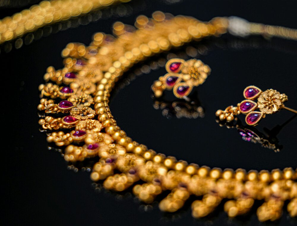 Gold necklace arranged as an everyday jewellery detail